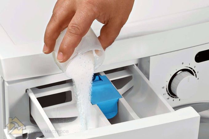 Избыток стирального порошка и кондиционера Что делать если из стиральной машины плохо пахнет