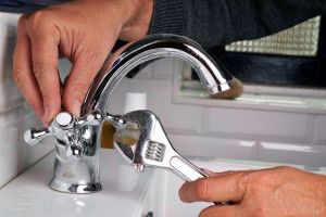 Услуги сантехника сантехнические работы Замена смесителя в ванной своими руками