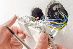 замена розетки 🔴 Услуги электрика на дом