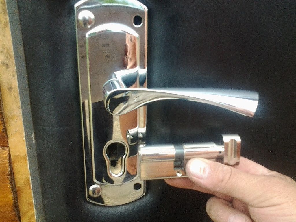 сменить личинку замка входной металлической двери