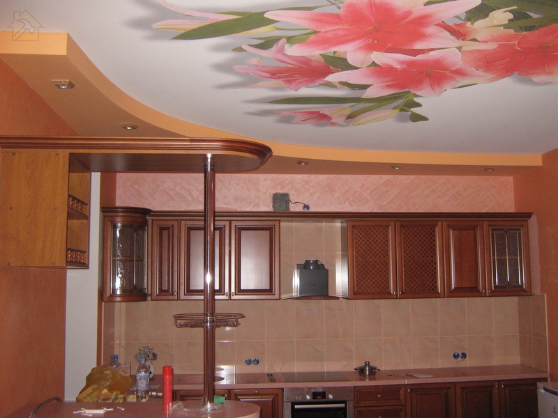 Какой потолок лучше сделать на кухне