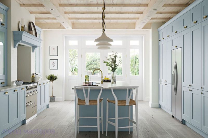 Современный дизайн кухни с синей краской и деревянным потолком Новые идеи дизайна кухни в этом году